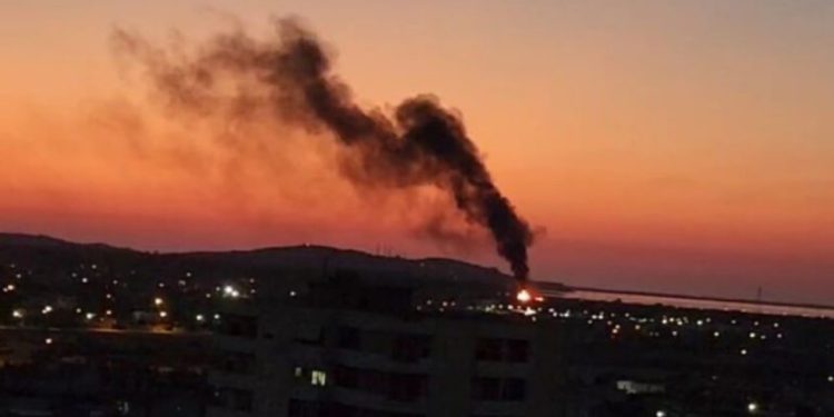 Përfshihet sërish nga zjarri fusha e mbetjeve në Vlorë, tymi mbulon zonën