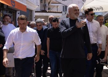 FOTO/ Rama viziton Çarshinë e Vjetër në Shkup i shoqëruar nga ish-ministri i Jashtëm i Maqedoninsë së Veriut