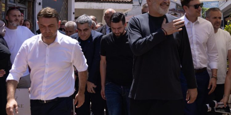 FOTO/ Rama viziton Çarshinë e Vjetër në Shkup i shoqëruar nga ish-ministri i Jashtëm i Maqedoninsë së Veriut