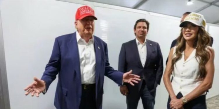 “Biden më donte këtu, ai bir ku*ve”, Trump gjatë vizitës në kampin e tmerrshëm të emigrantëve “Alligator Alcatraz”!