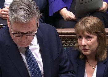 VIDEO/ U kritikua për projektligjin, ministrja e Financave të Britanisë përlotet teksa Starmer flet