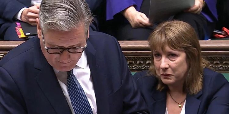 VIDEO/ U kritikua për projektligjin, ministrja e Financave të Britanisë përlotet teksa Starmer flet