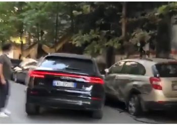 Policia i vihet pas ‘Audi Q8’ në ‘Myslym Shyr’, përplasen 4 makina! Shoferi kapet në ish-Bllok me armë me vete