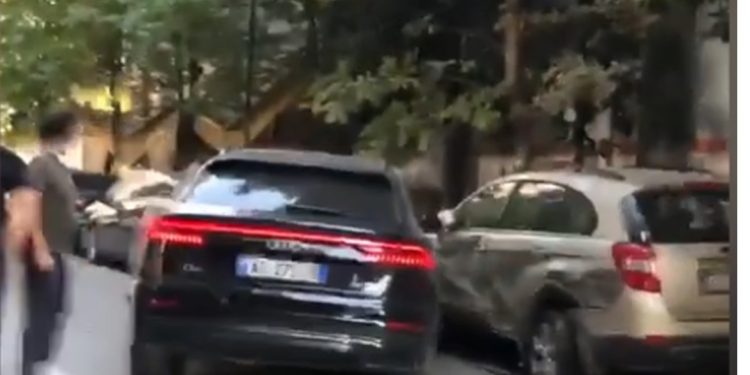 Policia i vihet pas ‘Audi Q8’ në ‘Myslym Shyr’, përplasen 4 makina! Shoferi kapet në ish-Bllok me armë me vete