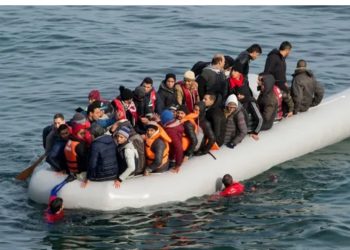 Rekord për 2025/ Rreth 20,000 emigrantë kalojnë Kanalin anglez me varka të vogla drejt Britanisë