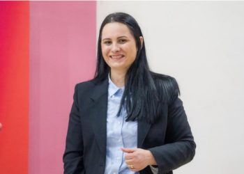 La jashtë Parlamentit Zegjine Çaushin, kush është Maldrita Bardho?