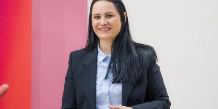 La jashtë Parlamentit Zegjine Çaushin, kush është Maldrita Bardho?