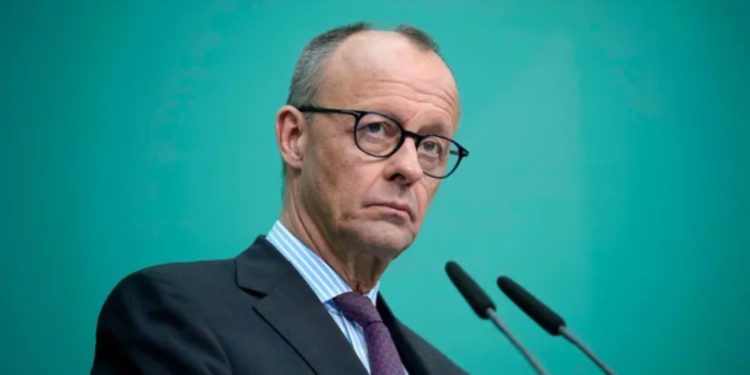 Refuzoi të valëvis flamurin e LGBT mbi institucion, Merz: Bundestagu nuk është tendë cirku! Ai flamur duhet të shfaqet vetëm më 17 maj, ditët e tjera vetëm flamuri gjerman dhe i BE-së