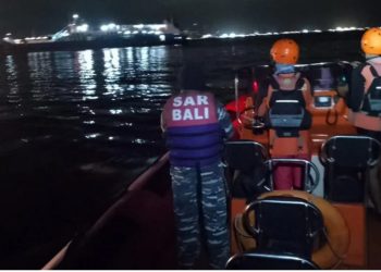 Fundoset trageti në brigjet e Balit, katër persona humbin jetën, dhjetëra të tjerë raportohen të zhdukur