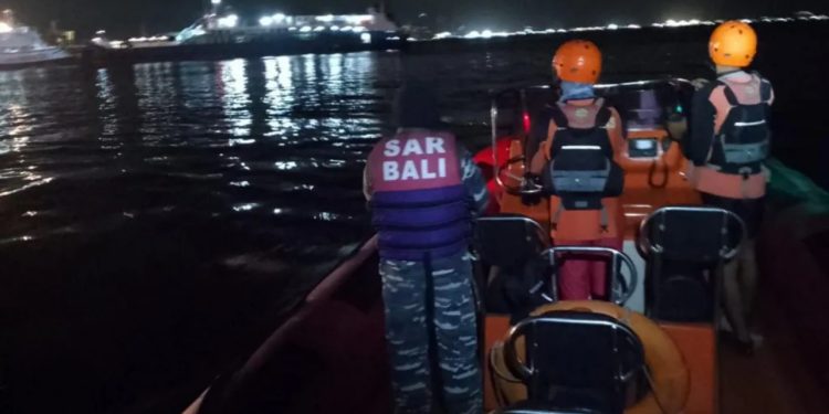 Fundoset trageti në brigjet e Balit, katër persona humbin jetën, dhjetëra të tjerë raportohen të zhdukur