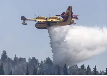 Zjarrfikësit në betejë me tre vatra zjarri në Kretë, mbërrijnë përforcime nga Athina, evakuohen turistët dhe banorët