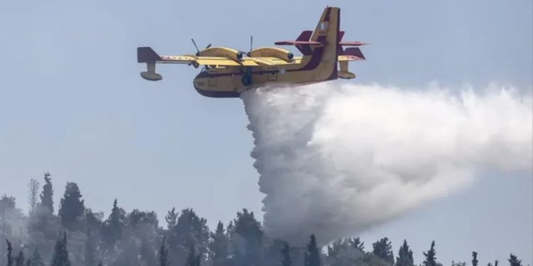 Zjarrfikësit në betejë me tre vatra zjarri në Kretë, mbërrijnë përforcime nga Athina, evakuohen turistët dhe banorët