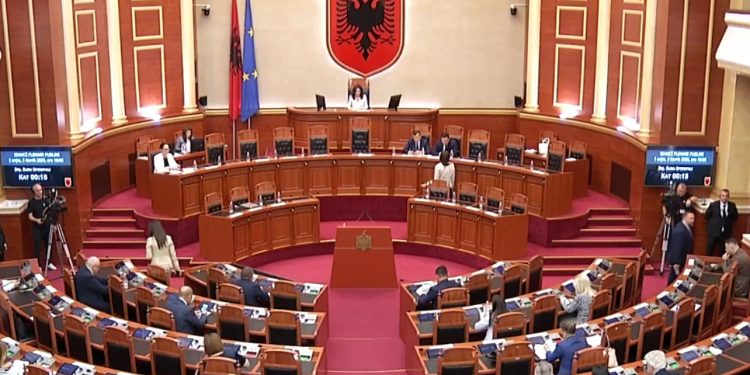 Nis seanca plenare në Kuvend