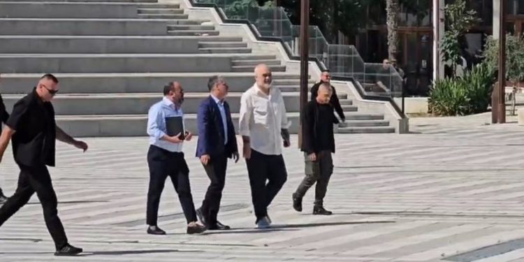 Rama mbërrin në bashkinë e Vlorës, pritet të zhvillojë takim me stafin e institucionit dhe deputetët e qarkut