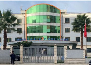 Nën kërcënimin e armës i morën një personi 1.5 mln lekë, arrestohet një 40-vjeçar në Durrës, në kërkim tre të tjerë