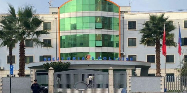 Nën kërcënimin e armës i morën një personi 1.5 mln lekë, arrestohet një 40-vjeçar në Durrës, në kërkim tre të tjerë