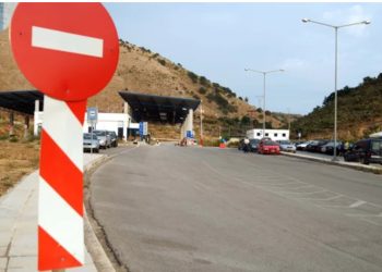 Bllokimi i përkohshëm i automjeteve në Qafë Botë, 13 punonjës të doganës greke vihen në pranga, dyshohen për ryshfet