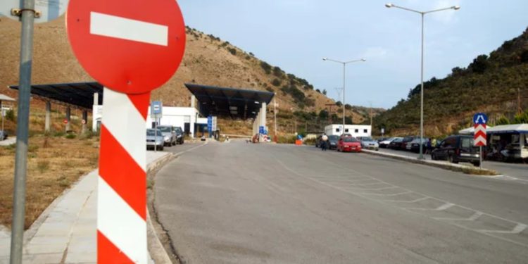 Bllokimi i përkohshëm i automjeteve në Qafë Botë, 13 punonjës të doganës greke vihen në pranga, dyshohen për ryshfet