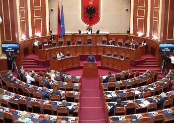 Debat në Kuvend/ “Shihte ëndrra se ishte mamicë” Spiropali-Nokës: Jeni bërë për turp! Deputeti: Ky parlament ka noterizuar çdo gjëmë të qeverisë që është organizatë kriminale