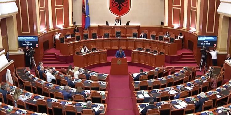 Debat në Kuvend/ “Shihte ëndrra se ishte mamicë” Spiropali-Nokës: Jeni bërë për turp! Deputeti: Ky parlament ka noterizuar çdo gjëmë të qeverisë që është organizatë kriminale