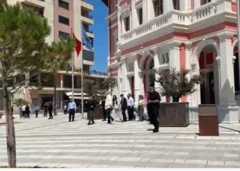 “Të gjithë drejtorët jashtë”, Rama shkakton furtunë në Bashkinë e Vlorës: Jeni të shkarkuar!