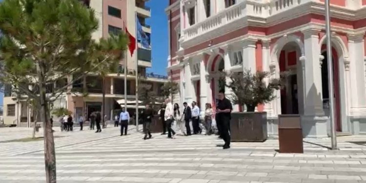 “Të gjithë drejtorët jashtë”, Rama shkakton furtunë në Bashkinë e Vlorës: Jeni të shkarkuar!