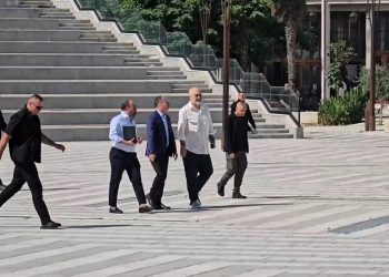Rama zbarkoi në bashkinë e Vlorës me kritika të shumta, kërkon shkarkime dhe dorëheqje! Detaje nga takimi