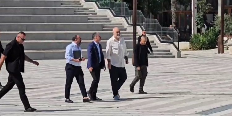 Rama zbarkoi në bashkinë e Vlorës me kritika të shumta, kërkon shkarkime dhe dorëheqje! Detaje nga takimi
