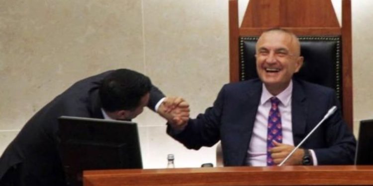 “Kur ata hynë me automatikë kush të ulërinte më shumë!” Meta, letër të hapur për Ahmetajn: U binda që donin të të arrestonin për ato që s’ke pranuar të firmosësh