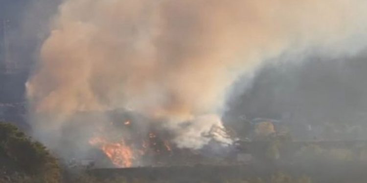 Zjarri në landfillin e Elbasanit/ Agjencia Kombëtare e Mbrojtjes Civile: Situata mbetet dinamike, operacioni mbështetet nga ndërhyrja ajrore