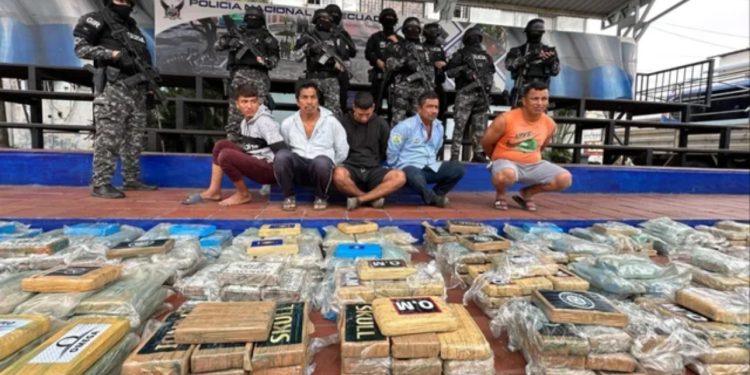 VIDEO/ Autoritetet ekuadoriane sekuestrojnë 3 ton drogë të mafias shqiptare, vihen në pranga 5 persona, lënda narkotike ishte fshehur në kutitë e bananeve