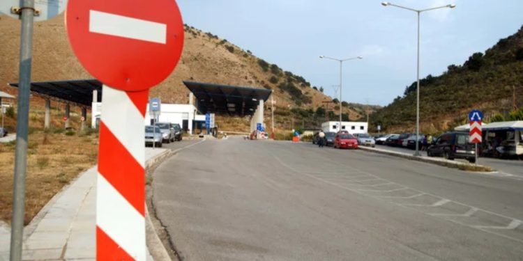 Pala greke pezullon sërish punën sot në Qafë Botë, bllokohen dhjetëra makina në doganë