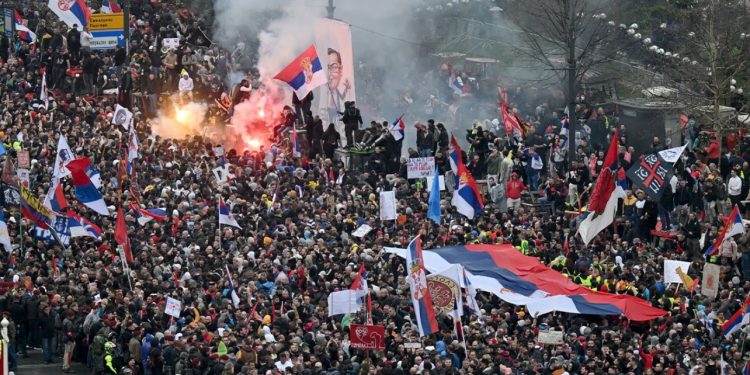 Studentët serbë njoftojnë bllokime në të gjitha qytetet kryesore, Vuçiç: Duhet të vini në vete dhe të ndaloni së urryeri kaq shumë vendin