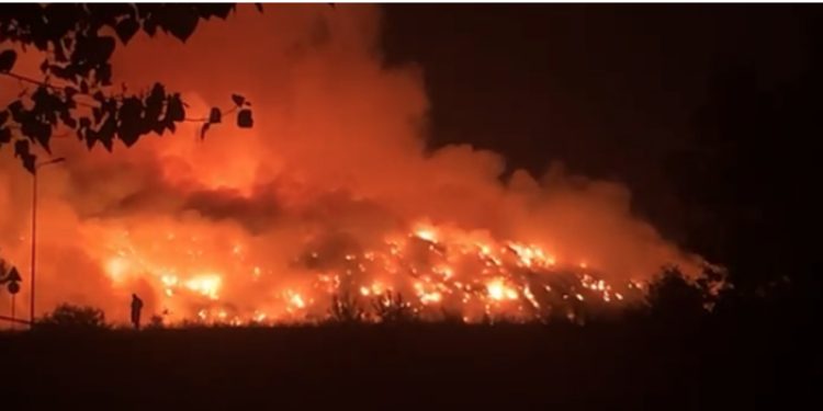 Zjarri në landfillin e Elbasanit/ New York Times: Re tymi toksik ngrihen nga vatra, zjarrfikësit u përpoqën ta kontrollonin