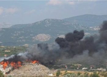 Flakë dhe tym toksik nga djegia e mbeturinave në Elbasan/ Zjarri në landfill aktiv prej pesë ditës