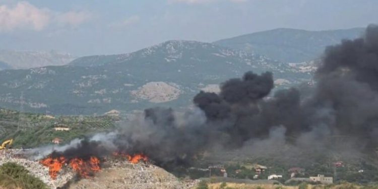 Flakë dhe tym toksik nga djegia e mbeturinave në Elbasan/ Zjarri në landfill aktiv prej pesë ditës
