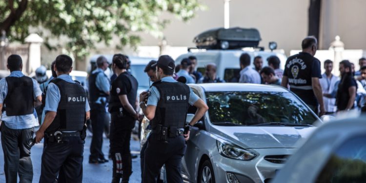 Sërish valë arrestimesh në Turqi/ Autoritetet arrestojnë tre kryetarë bashkie të opozitës, akuzohen për korrupsion