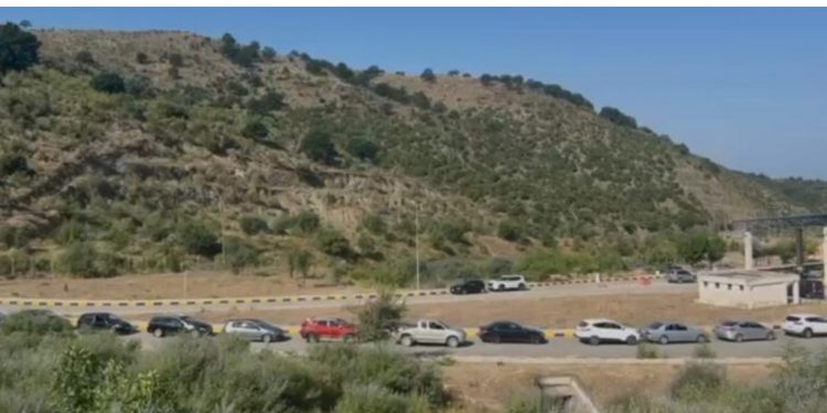 Arrestimi i 14 doganierëve grekë nën akuzën për kontrabandë, vijon radha kilometrike në Qafë Botë