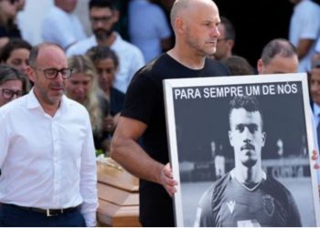 Trazira pas funeralit të Diogo Jotës… Turmat e tifozëve vërshuan drejt varrin e tij dhe bënin foto, thirret policia!
