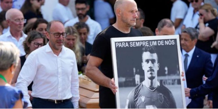 Trazira pas funeralit të Diogo Jotës… Turmat e tifozëve vërshuan drejt varrin e tij dhe bënin foto, thirret policia!