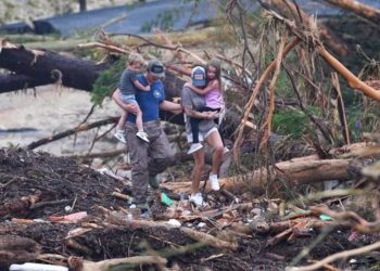 Përmbytjet në Teksas/ Numri i të vdekurve rritet në 27, përfshirë nëntë fëmijë, 27 vajza të zhdukura