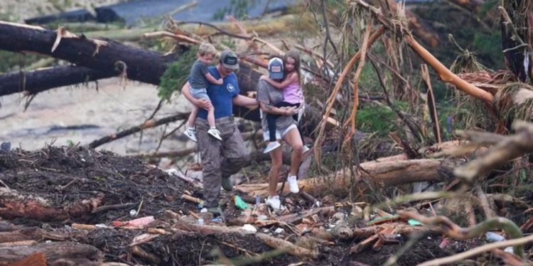 Përmbytjet në Teksas/ Numri i të vdekurve rritet në 27, përfshirë nëntë fëmijë, 27 vajza të zhdukura