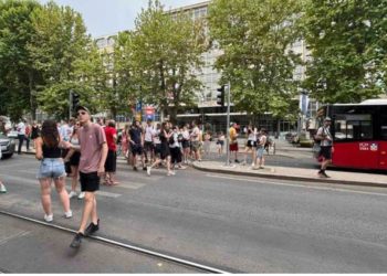 “Mosbindja civile” në Serbi hyn në javën e dytë, 10 rrugë kryesore në Beograd bllokohen nga protestuesit