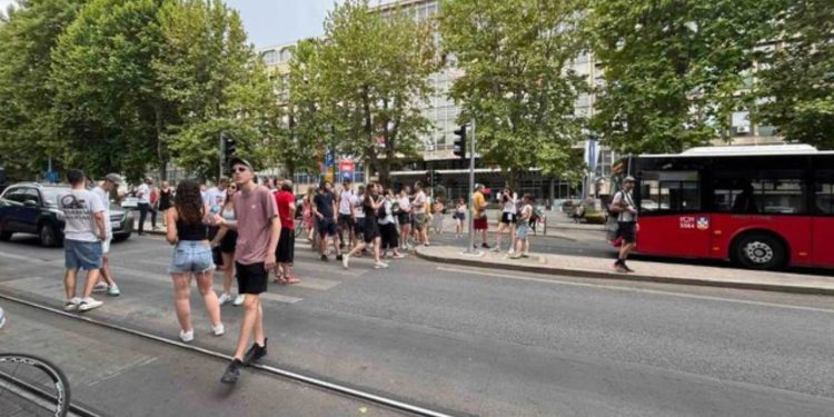 “Mosbindja civile” në Serbi hyn në javën e dytë, 10 rrugë kryesore në Beograd bllokohen nga protestuesit