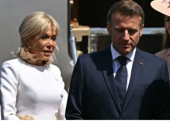 VIDEO/ Një tjetër krisje mes çiftit presidencial francez? Briggite “injoron” Macron teksa zbret nga shkallët e avionit në Britani
