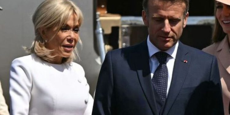 VIDEO/ Një tjetër krisje mes çiftit presidencial francez? Briggite “injoron” Macron teksa zbret nga shkallët e avionit në Britani
