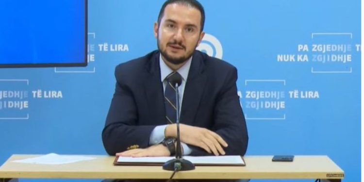 Ervin Salianji del në konferencë: Rikthehem në të njëjtën sallë ku bëra denoncimin më të bujshëm