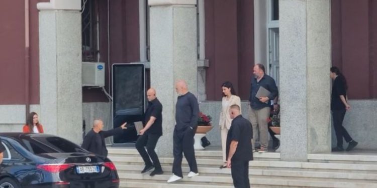 Pas Vlorës dhe Fierit, Rama kërkon dorëheqjen e të gjithë drejtorëve të bashkisë së Durrësit