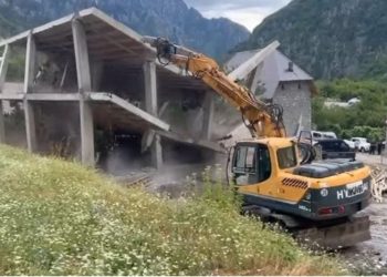 VIDEO/ IKMT vijon aksionin në Theth, shembet objekti dy katësh që ishte në ndërtim e sipër