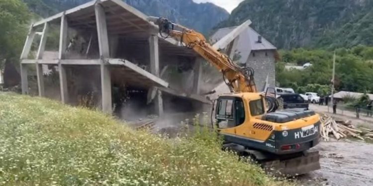 VIDEO/ IKMT vijon aksionin në Theth, shembet objekti dy katësh që ishte në ndërtim e sipër